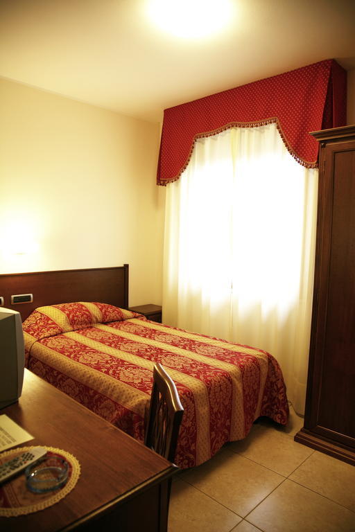 Hotel Tiziana Montepulciano Stazione Стая снимка