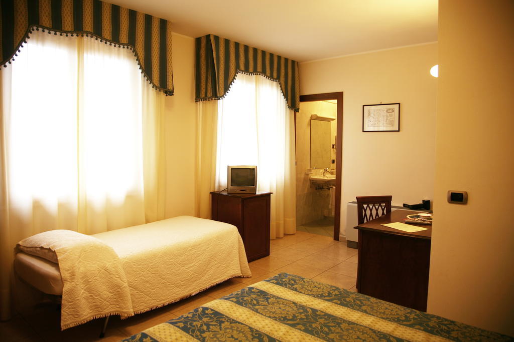 Hotel Tiziana Montepulciano Stazione Стая снимка